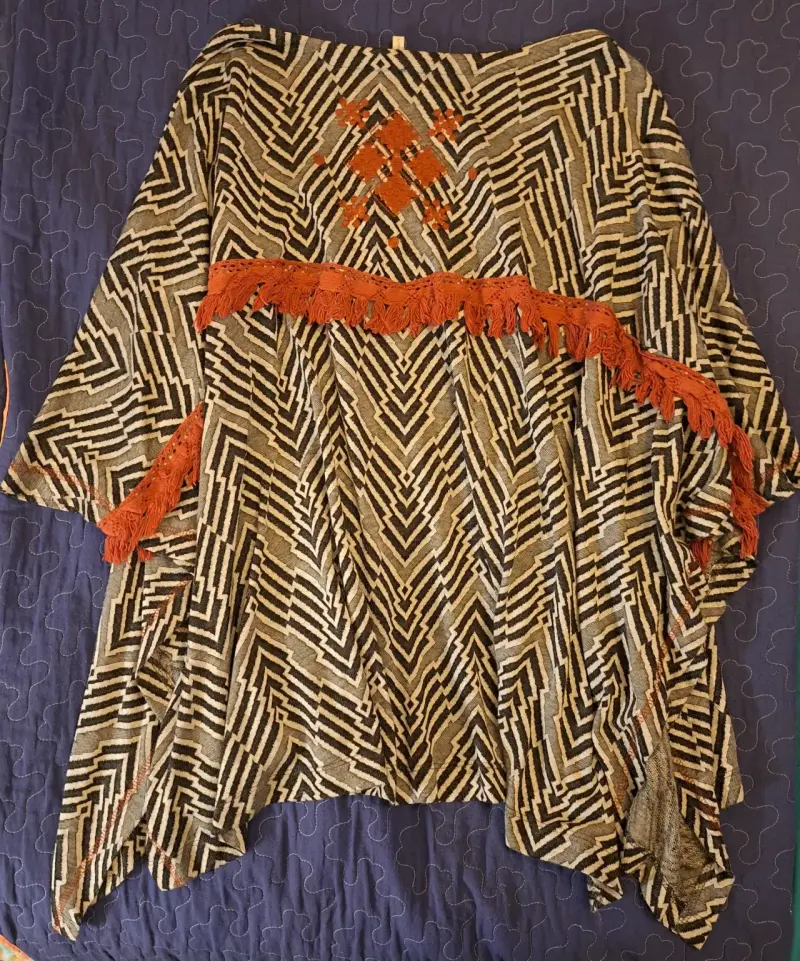 Kimono con diseño geométrico y flecos rojos - 3