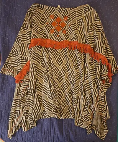 Kimono con diseño geométrico y flecos rojos - miniatura 3