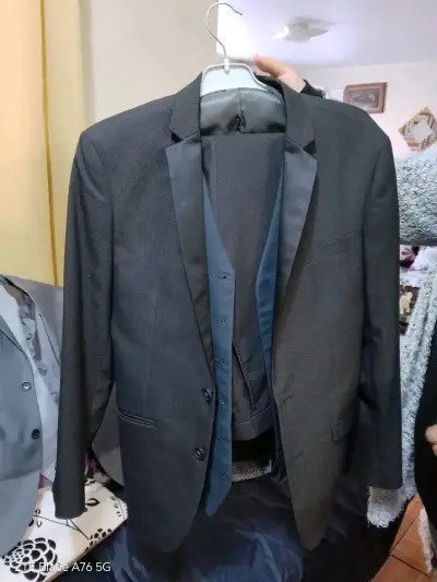 Traje formal negro para hombre con chaleco - miniatura 1