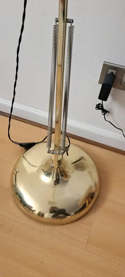 Lámpara de pie dorada ajustable - miniatura 2
