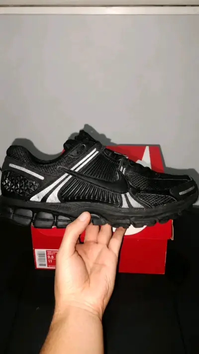 Zapatillas deportivas negras Nike Zoom Vomero 5 - miniatura 1