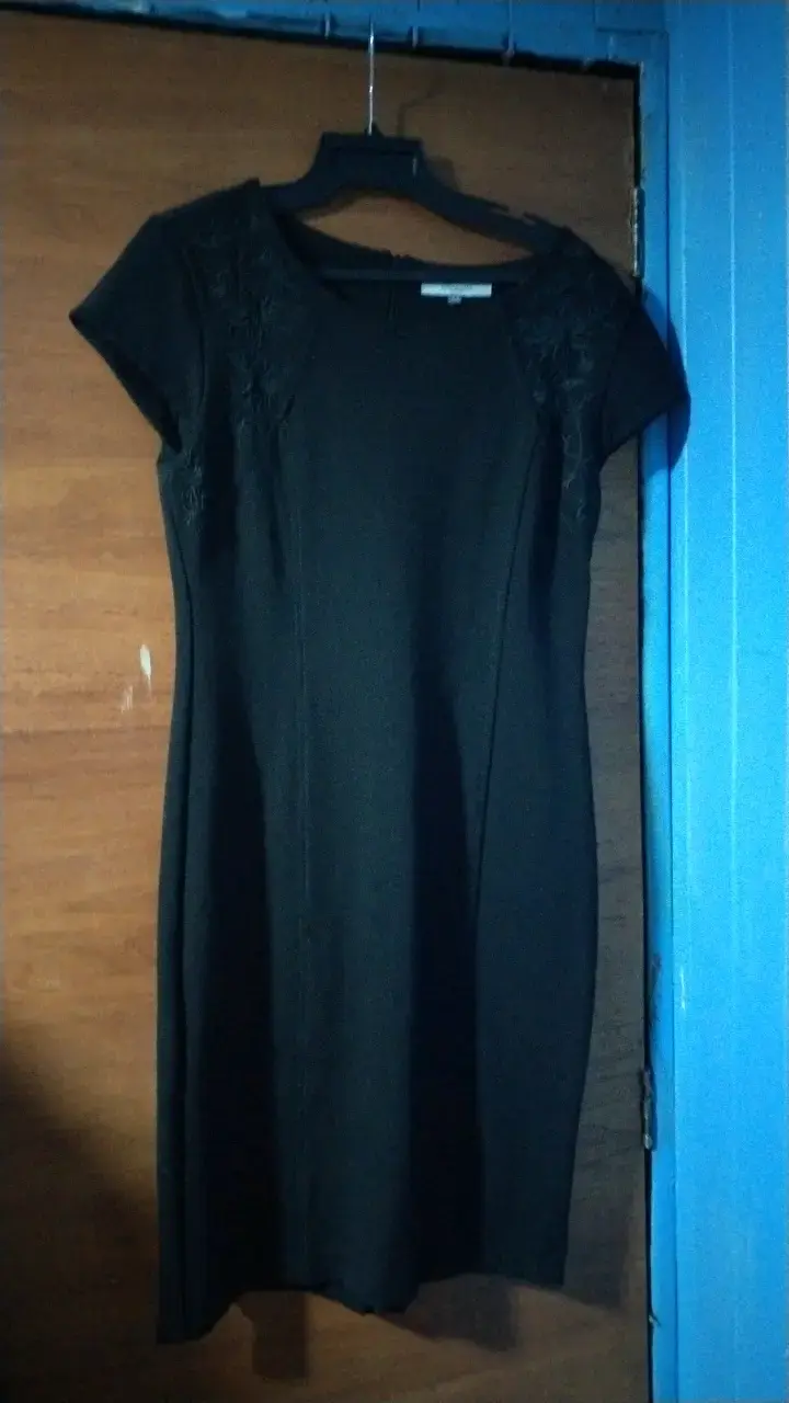 Vestido negro elegante con bordado floral