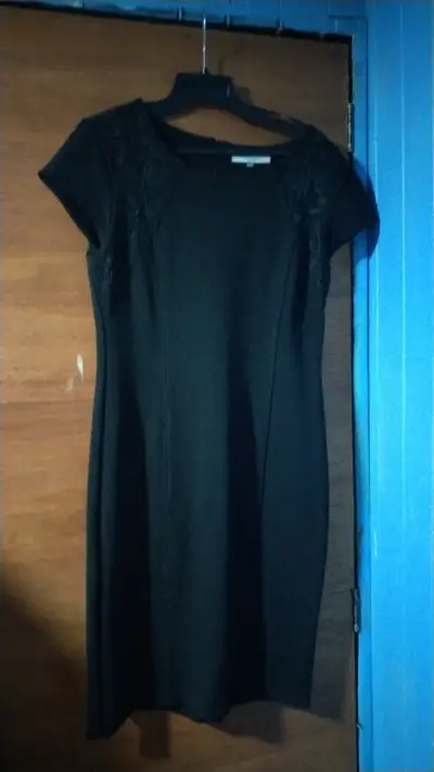 Vestido negro elegante con bordado floral - miniatura 1