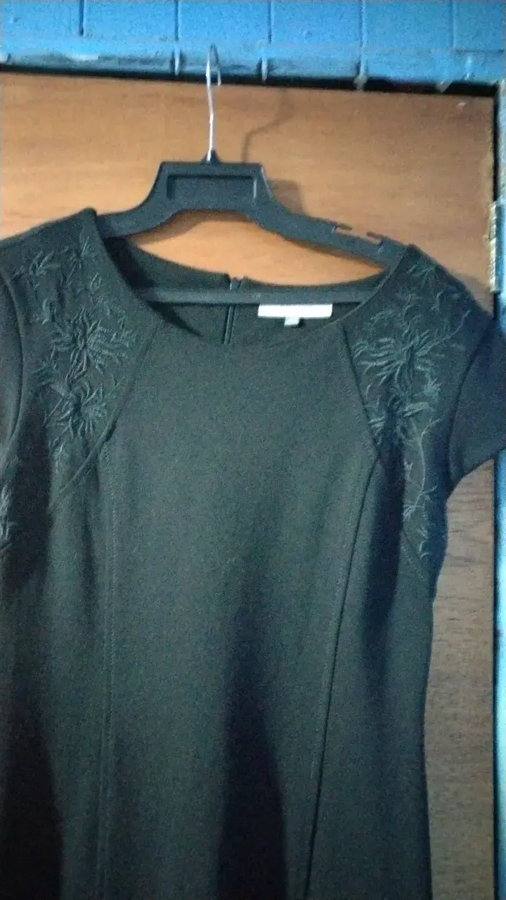 Vestido negro elegante con bordado floral - 2