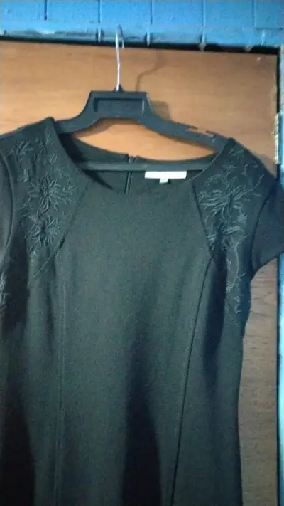 Vestido negro elegante con bordado floral - miniatura 2