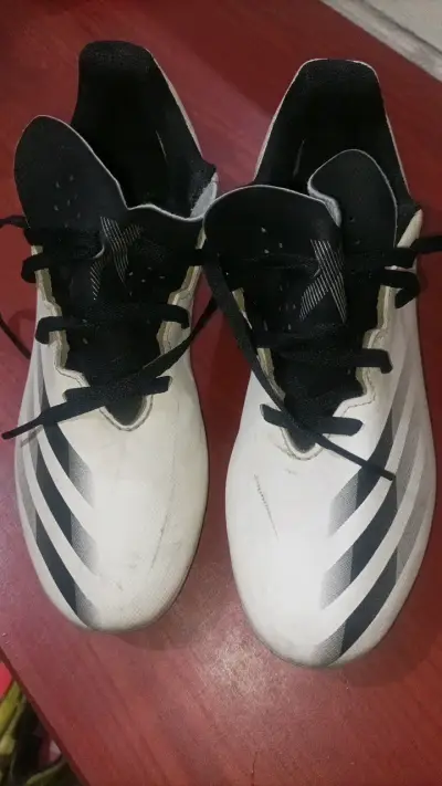 Zapatillas de fútbol Adidas blancas con toperoles - miniatura 1