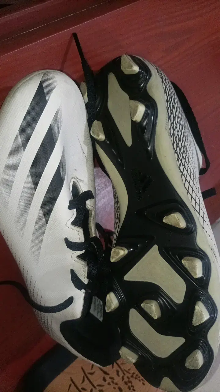 Zapatillas de fútbol Adidas blancas con toperoles - 4