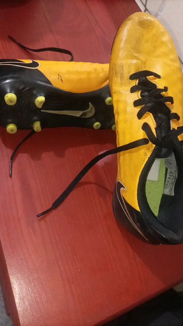 Botines de fútbol Nike amarillos con toperoles - 1