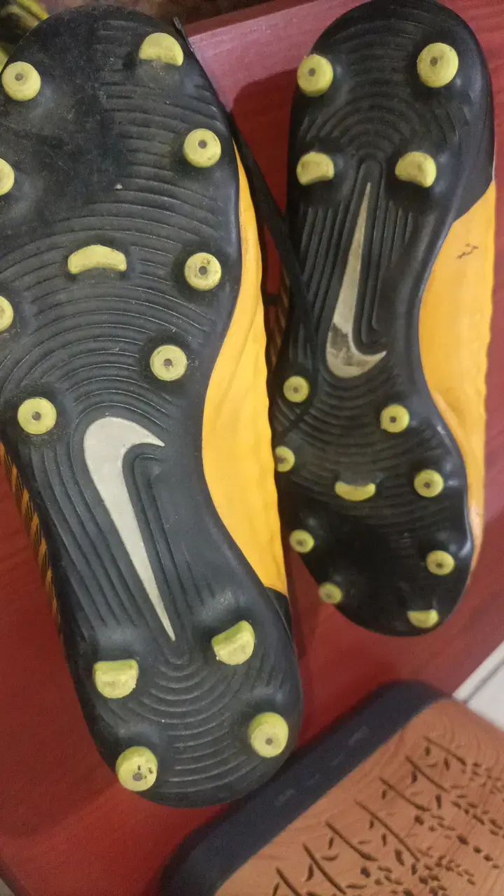 Botines de fútbol Nike amarillos con toperoles - 2