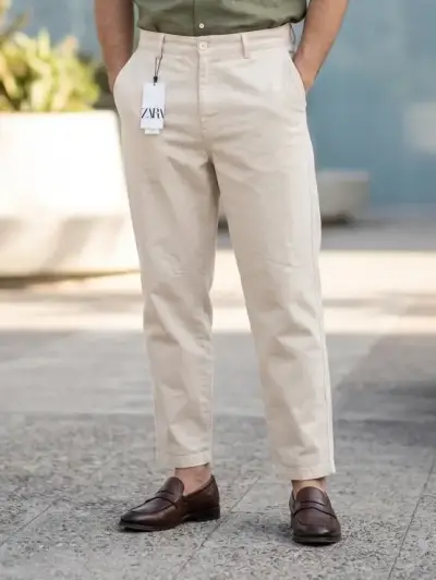 Pantalones beige de algodón Zara para hombre. - miniatura 2