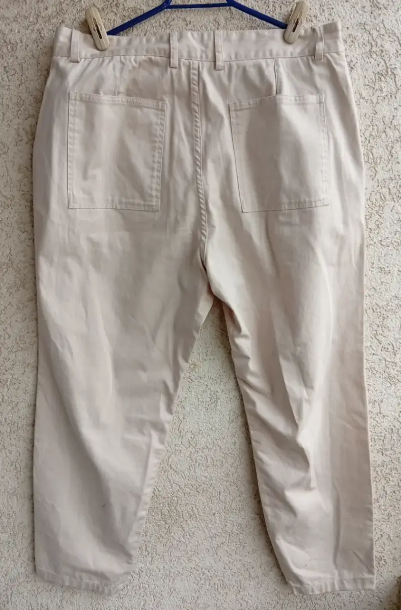 Pantalones beige de algodón Zara para hombre. - 3