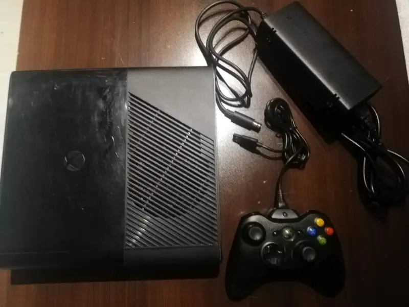Consola Xbox 360 con 6 juegos y un control - 2