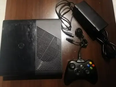 Consola Xbox 360 con 6 juegos y un control - miniatura 2