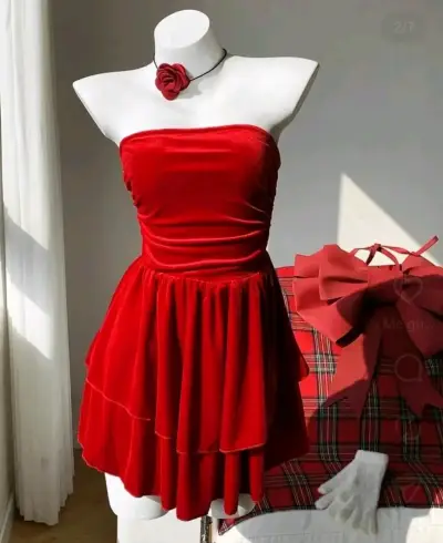 Vestido Strapless de Terciopelo Brillante Rojo - miniatura 1