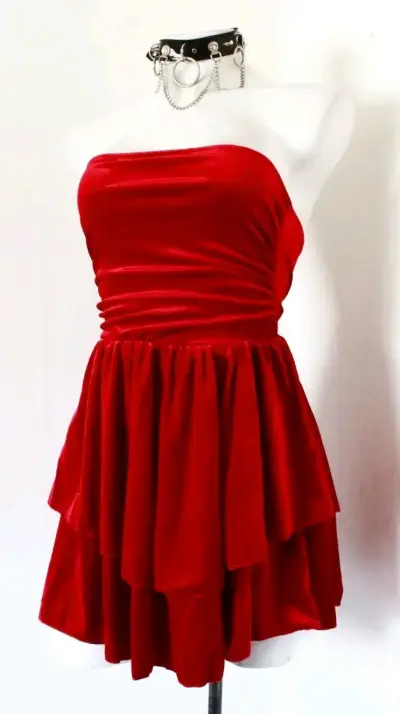 Vestido Strapless de Terciopelo Brillante Rojo - miniatura 4