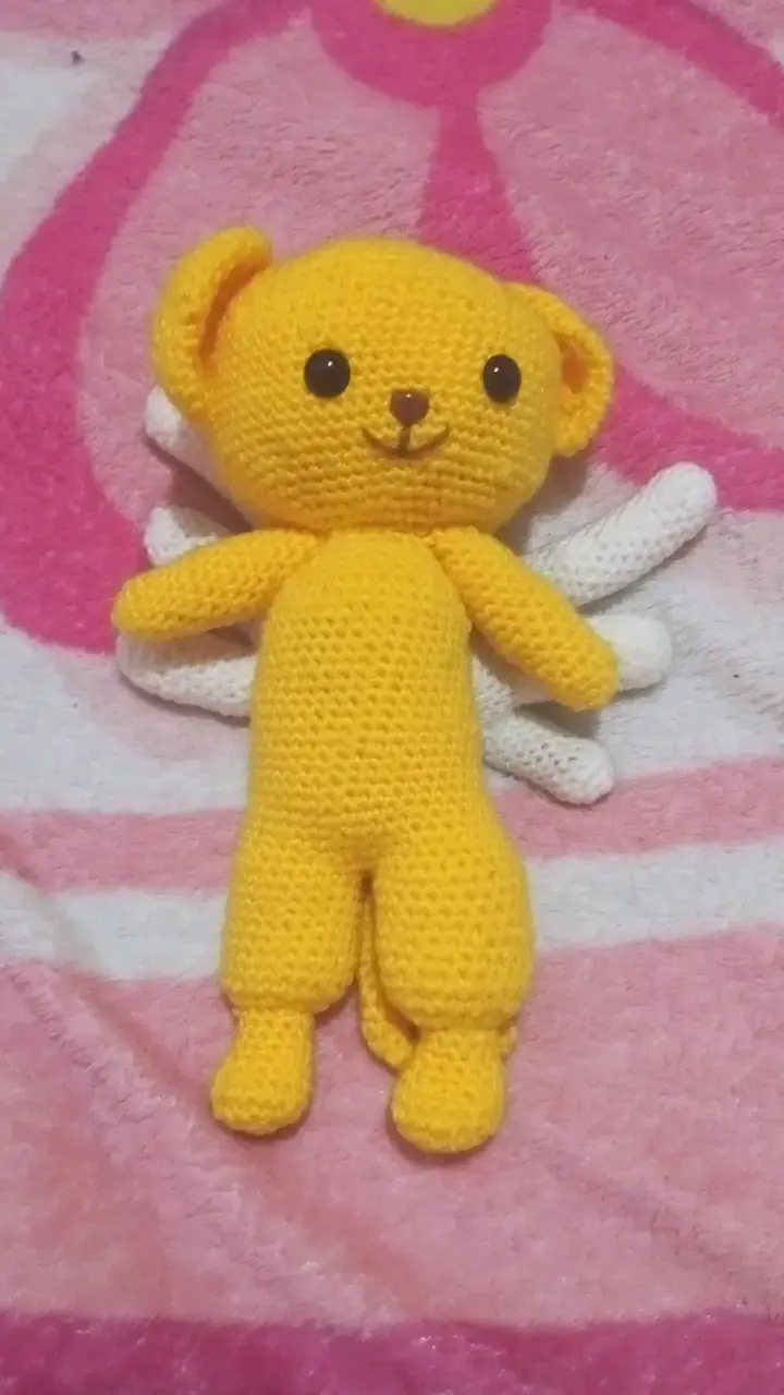 Muñeco de crochet amarillo con alas - 1