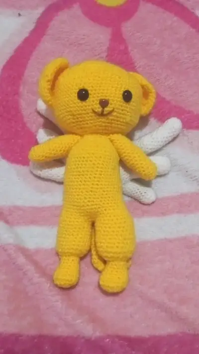 Muñeco de crochet amarillo con alas - miniatura 1