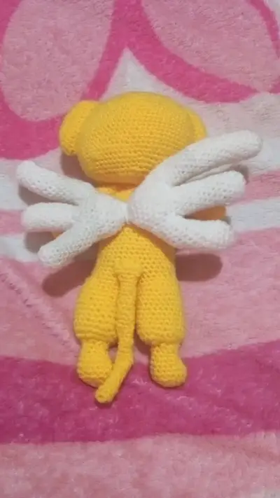 Muñeco de crochet amarillo con alas - miniatura 2