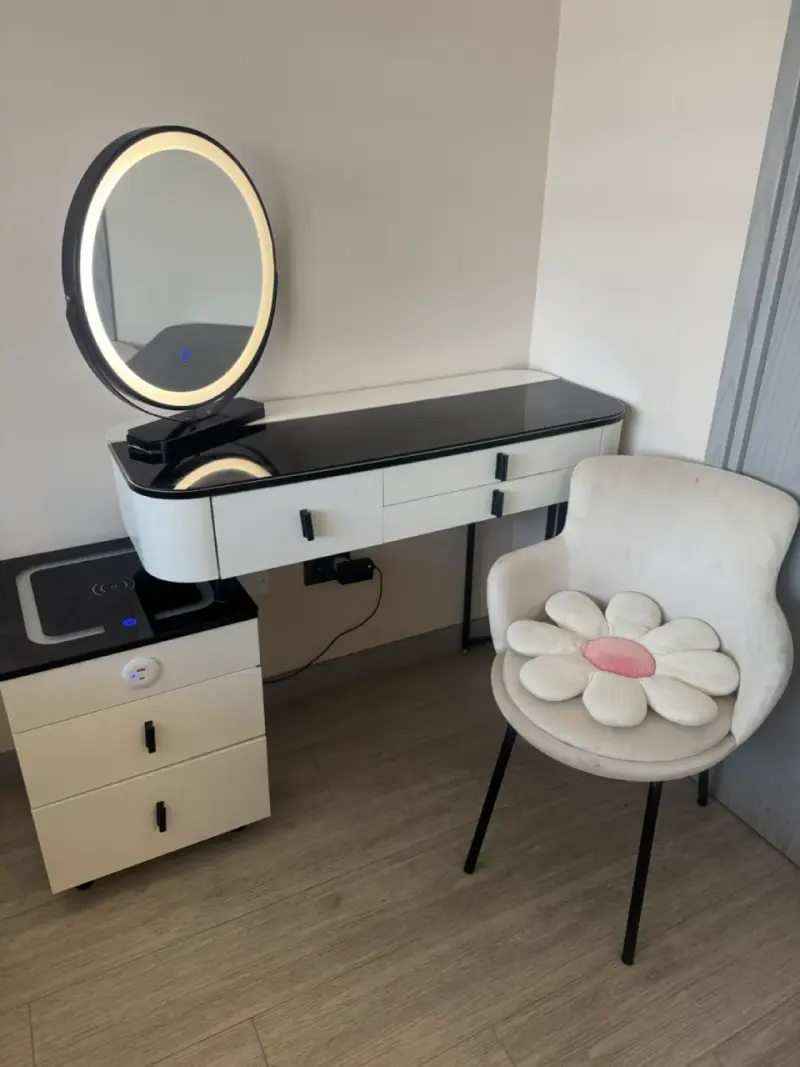 Tocador moderno con espejo LED y silla floral - 2