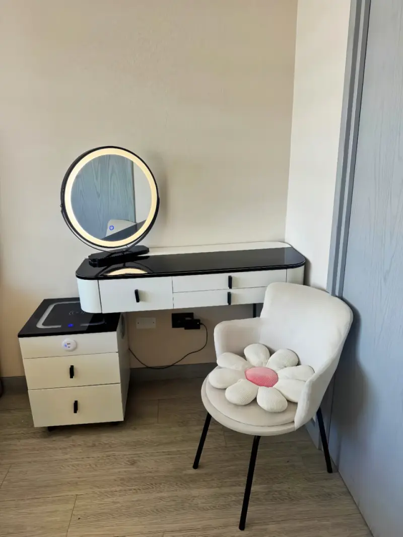 Tocador moderno con espejo LED y silla floral - 3
