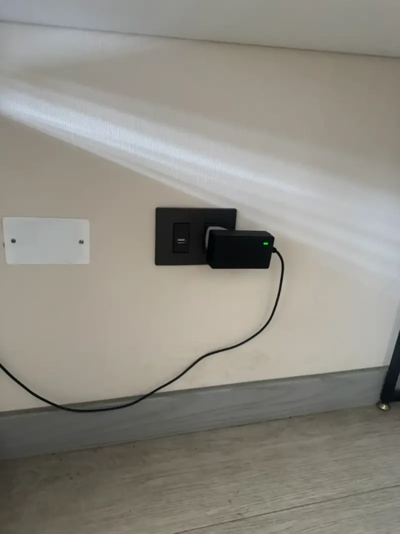 Tocador moderno con espejo LED y silla floral - 4
