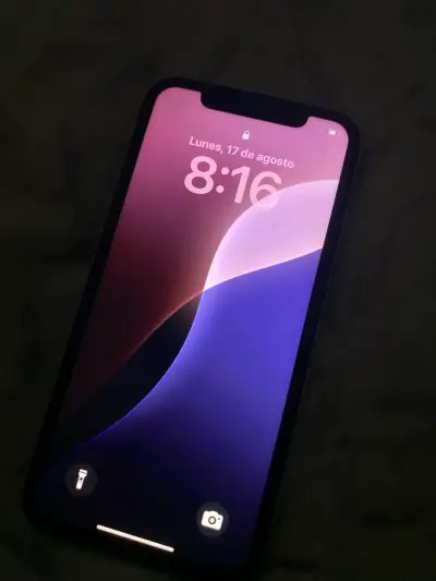 iPhone 11 blanco en buen estado - miniatura 1