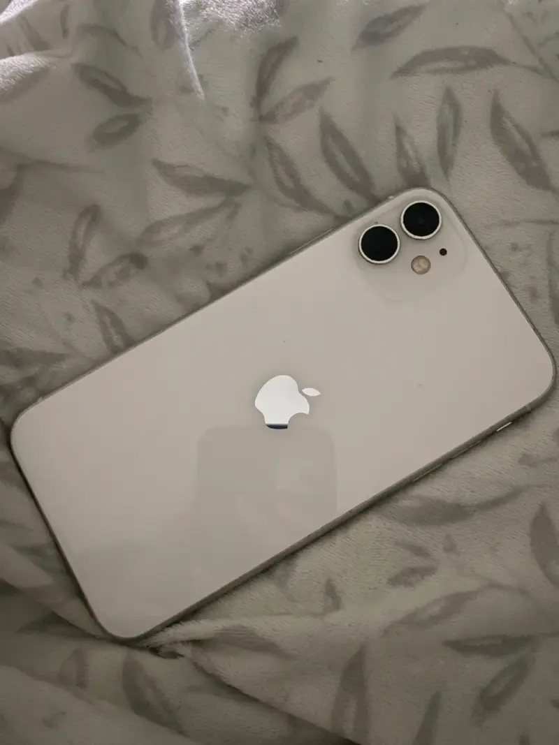iPhone 11 blanco en buen estado - 2