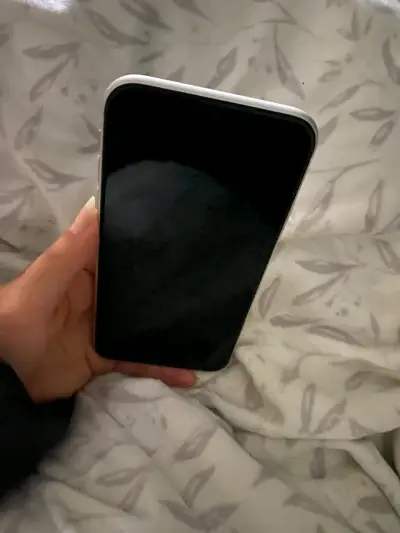iPhone 11 blanco en buen estado - miniatura 3
