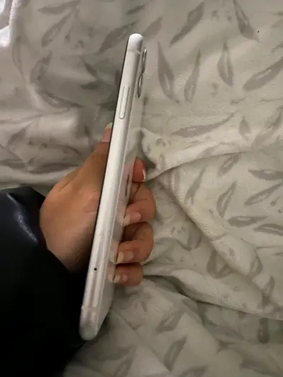 iPhone 11 blanco en buen estado - miniatura 4
