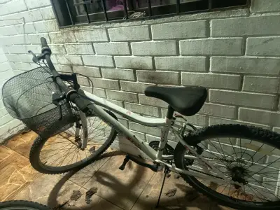 Bicicleta de montaña blanca con canasto - miniatura 1