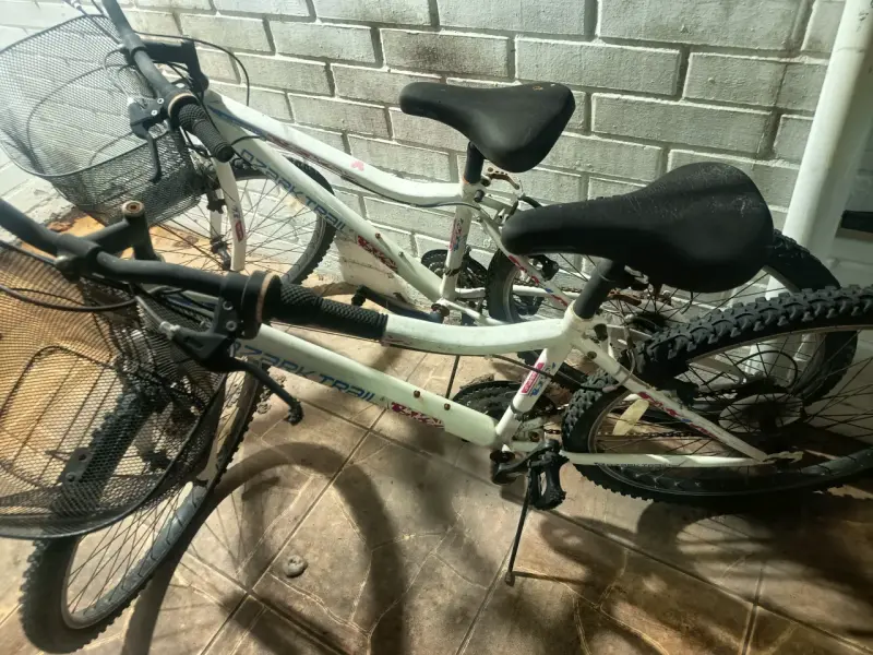 Bicicleta de montaña blanca con canasto - 3