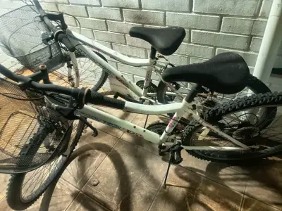 Bicicleta de montaña blanca con canasto - miniatura 3