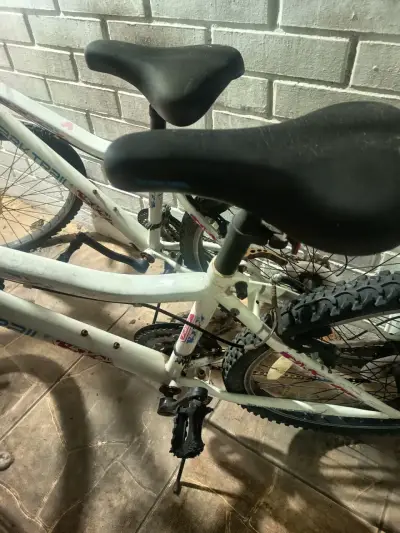 Bicicleta de montaña blanca con canasto - miniatura 6