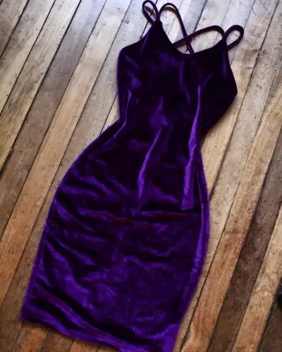 Vestido de Terciopelo Morado con tirantes cruzados - miniatura 1