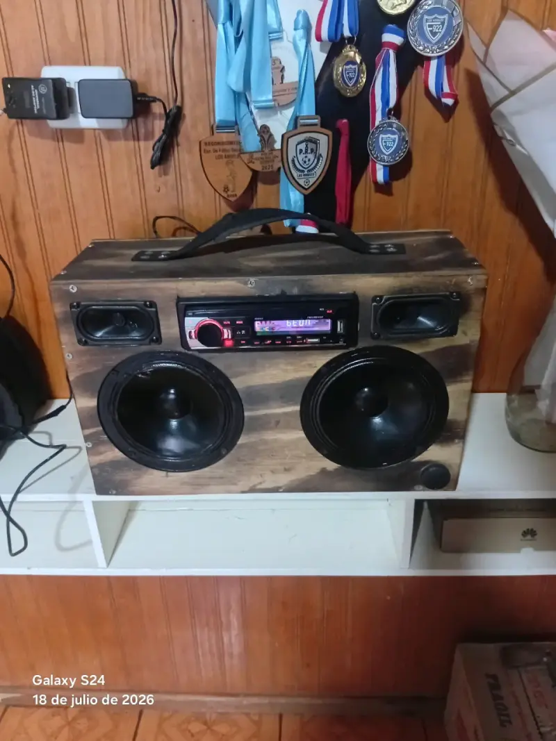 Parlante de madera con radio incorporada - 2