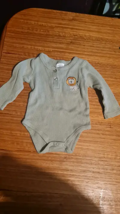 Conjunto de ropa para bebé en varios colores - miniatura 4