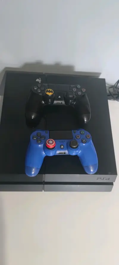 Consola PS4 con dos controles personalizados - miniatura 1