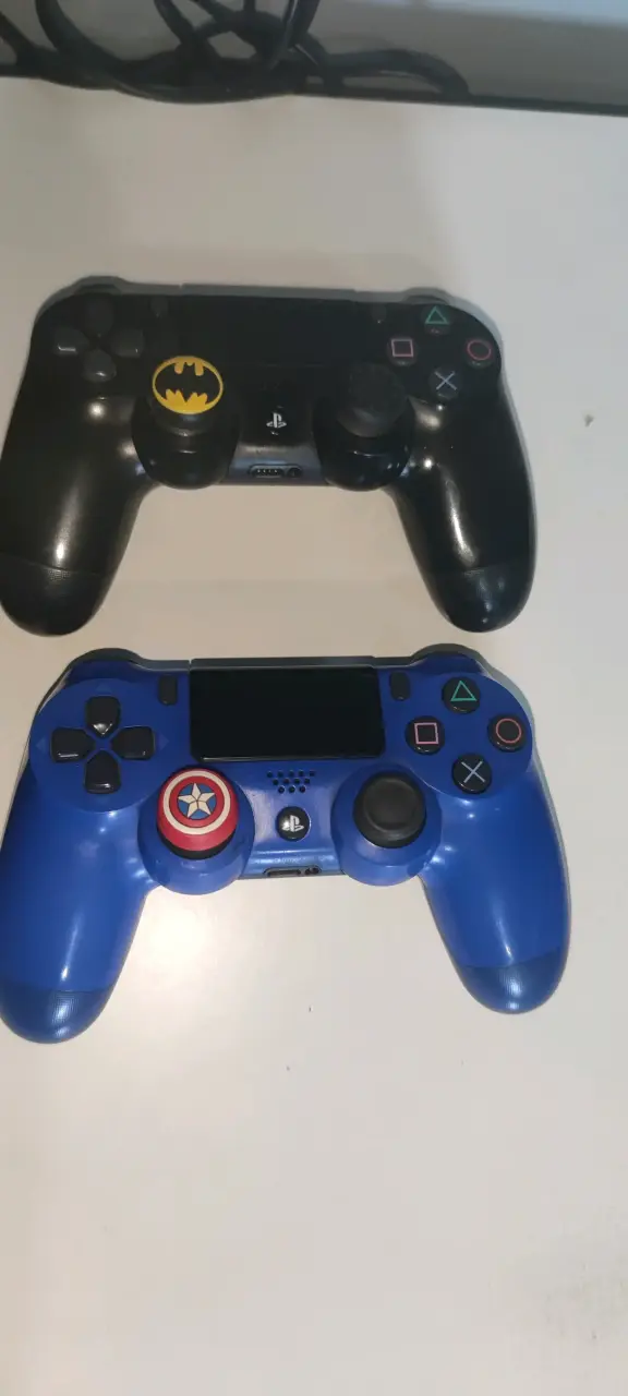 Consola PS4 con dos controles personalizados - 3