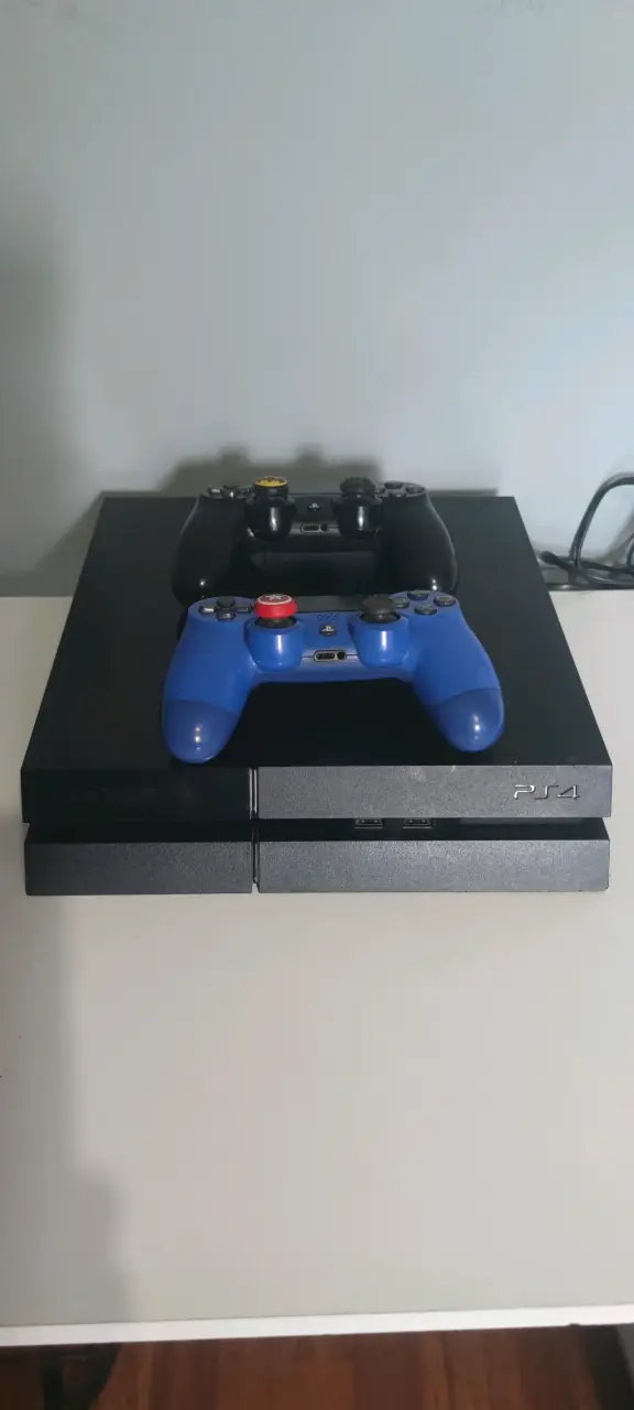 Consola PS4 con dos controles personalizados - 4