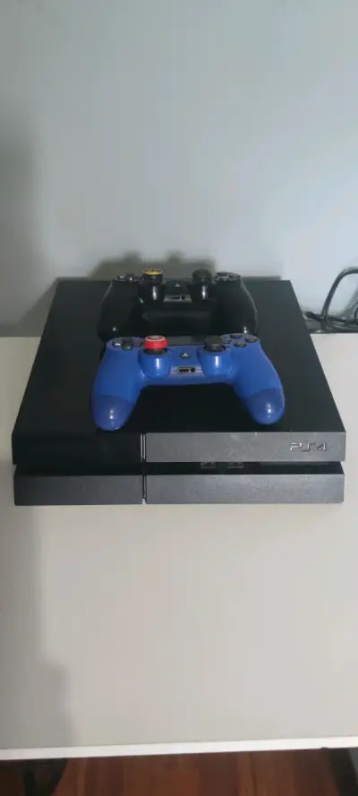 Consola PS4 con dos controles personalizados - miniatura 4