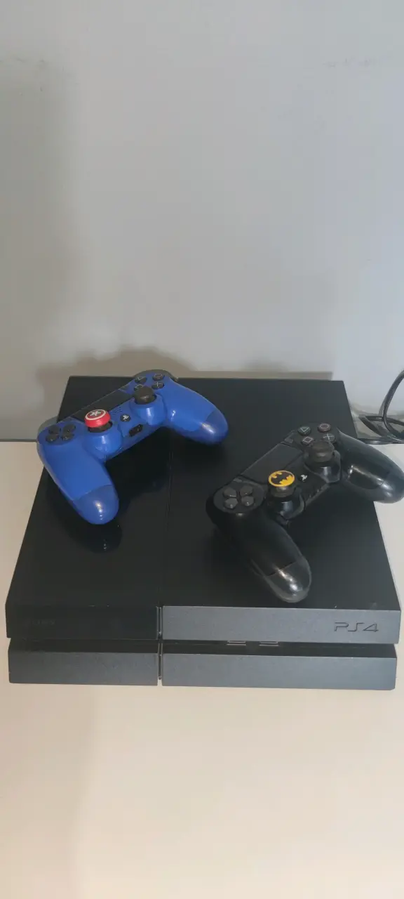 Consola PS4 con dos controles personalizados - 5