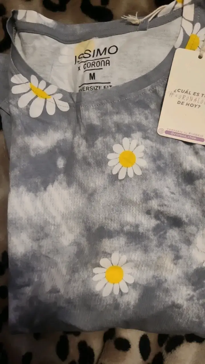 Polera oversize con margaritas Issimo x Corona - 2
