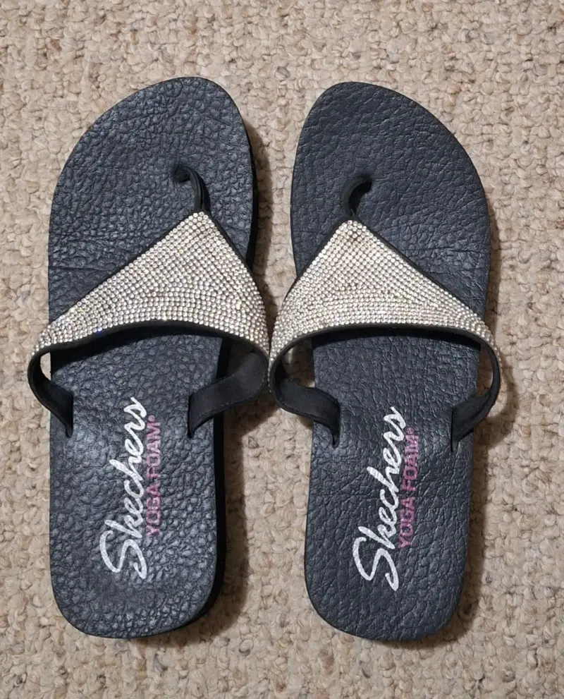 Sandalias Skechers Yoga Foam con brillantes - 1