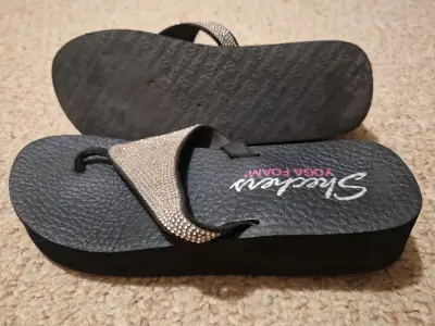 Sandalias Skechers Yoga Foam con brillantes - miniatura 2