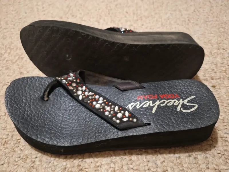 Sandalias Skechers Yoga Foam con Piedras - 2