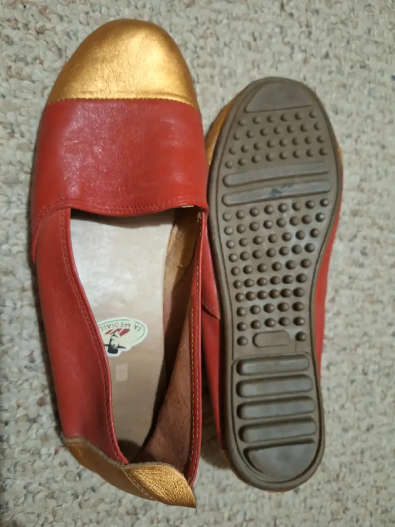 Zapatos planos rojos y dorados La Medialuna - 3