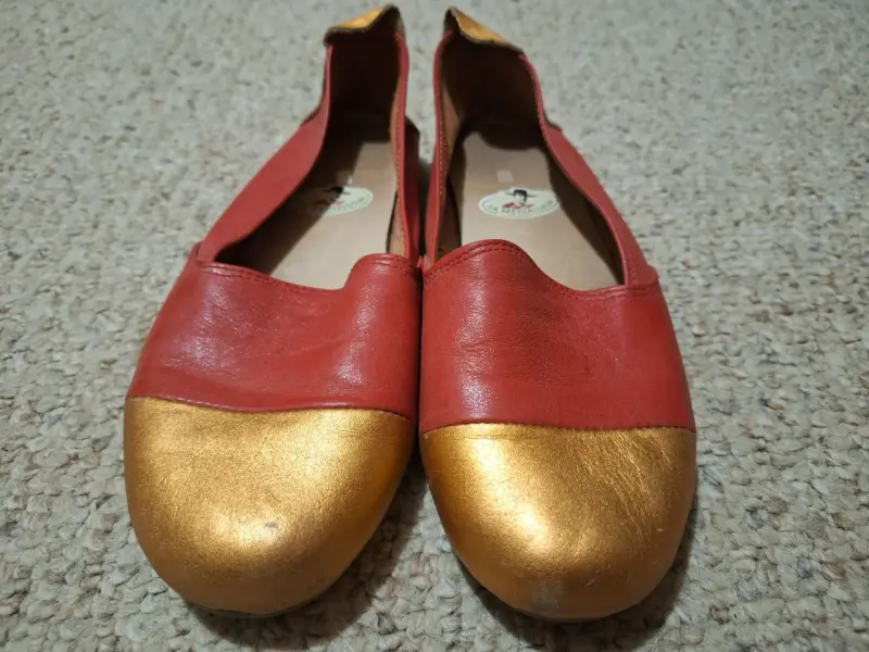 Zapatos planos rojos y dorados La Medialuna - 4