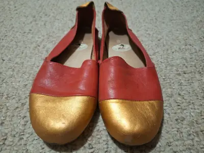 Zapatos planos rojos y dorados La Medialuna - miniatura 4