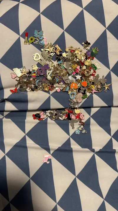 Lote de dijes metálicos variados para manualidades - miniatura 1