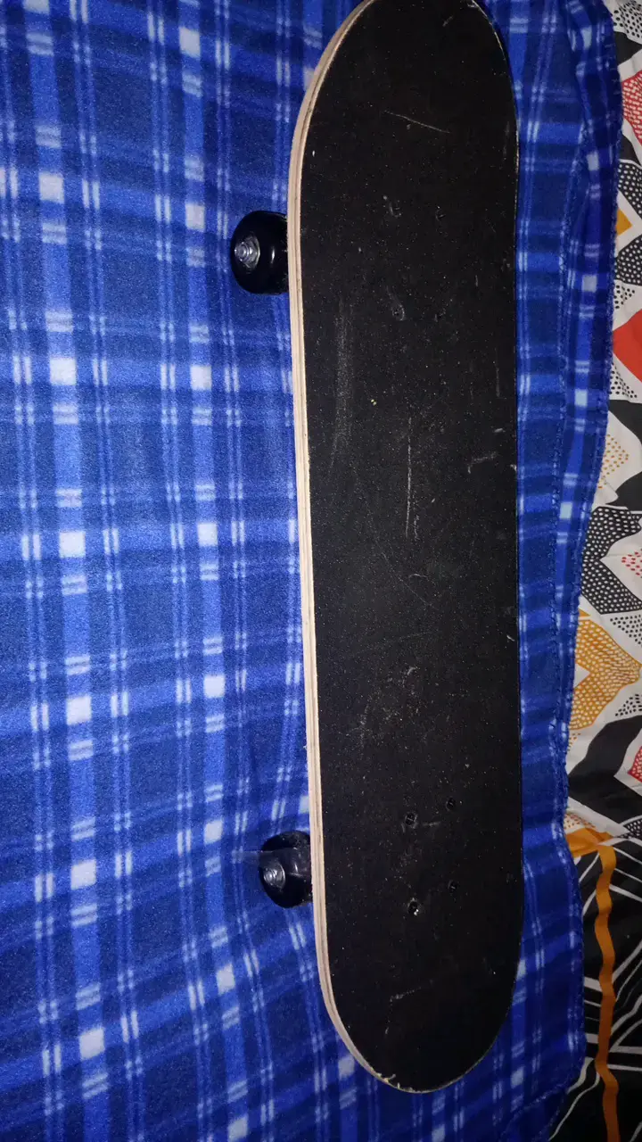 Skateboard con diseño de rayas amarillas - 1